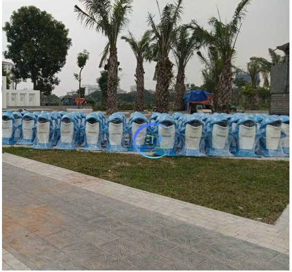 thùng rác hình chim cánh cụt hà nội